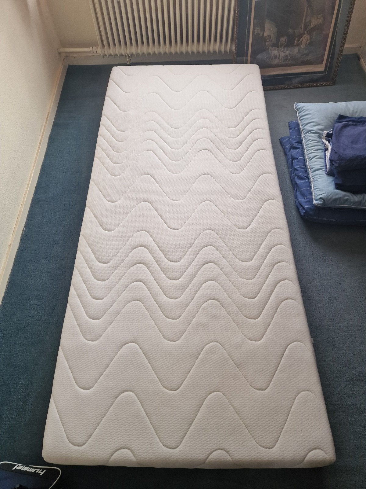 Matras met beddengoed en kussens, z.g.a.n., Ophalen, 90 cm, Eenpersoons, Zo goed als nieuw