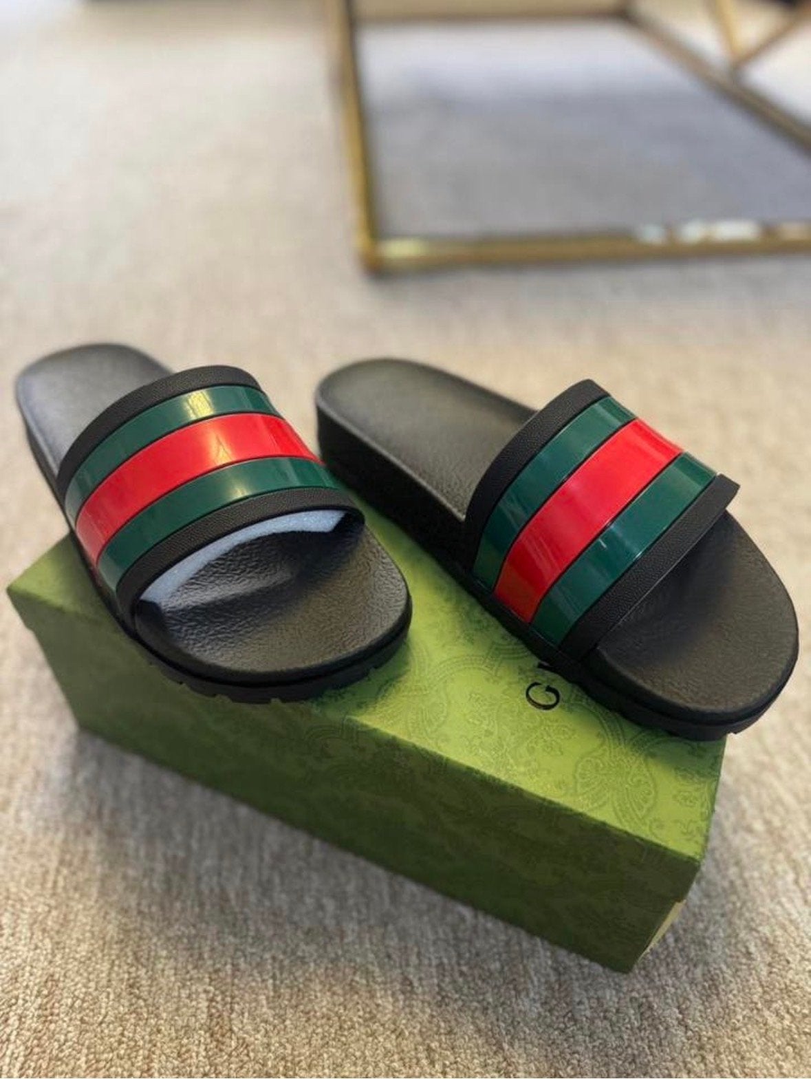 Gucci Slippers - Diverse maten, uitstekende kwaliteit, Kleding | Dames, Ophalen of Verzenden, Nieuw, Zwart, Slippers