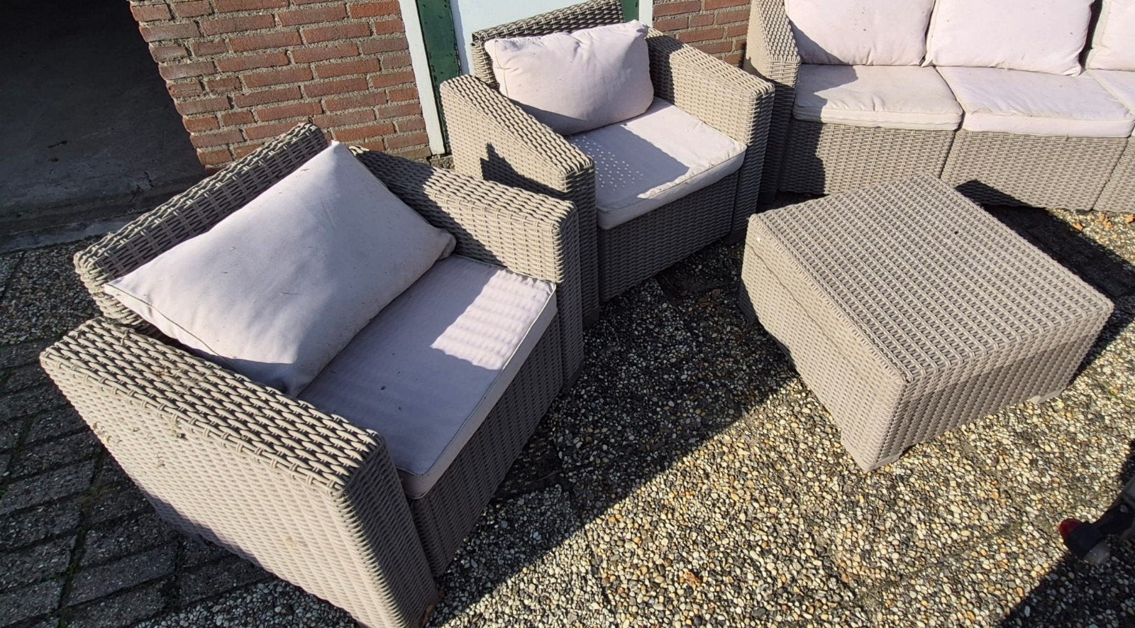 Kunststof lounge stoelen en tafeltje, Ophalen, Gebruikt