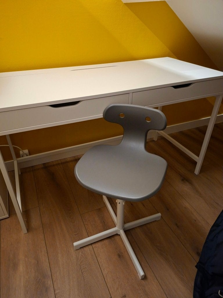 IKEA ALEX bureau + IKEA bureaustoel (als nieuw), Ophalen, 132 cm, Kinderbureau, Kabelgoot