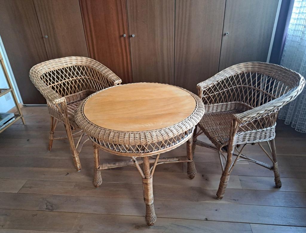 Rieten set: 2 stoelen en rond tafeltje, Huis en Inrichting, Stoelen, Gebruikt, Twee, Riet of Rotan, Bruin, Ophalen