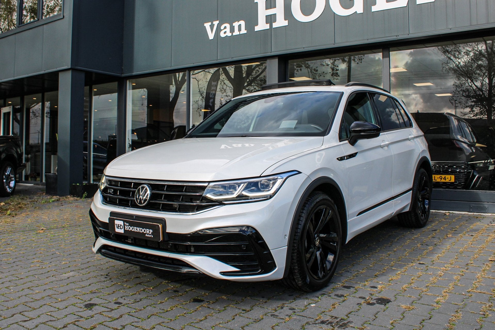 Volkswagen TIGUAN 1.5 TSI R-Line Business+ PANO HUD LEER 360, Auto's, Dealer onderhouden, 15 km/l, 4 cilinders, 150 pk