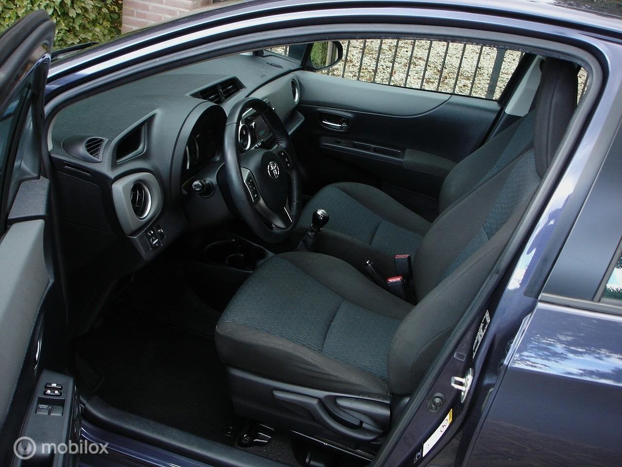 Toyota Yaris 1.3 VVT-i Aspiration Airco|Cruis|Camera|OrigNL, Auto's, Voorwielaandrijving, Euro 5, 4 cilinders, Blauw