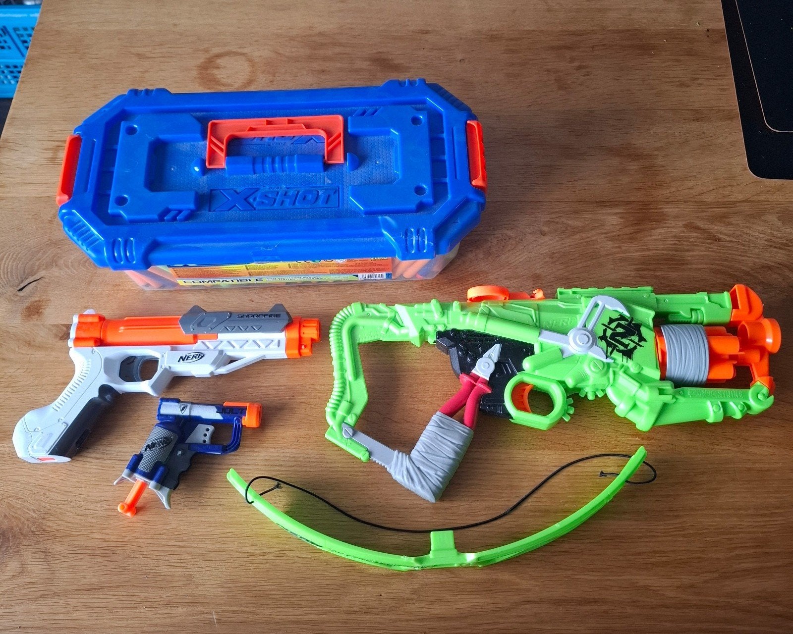 Verschillende Nerf pistolen en een doos met kogels, Ophalen of Verzenden, Gebruikt