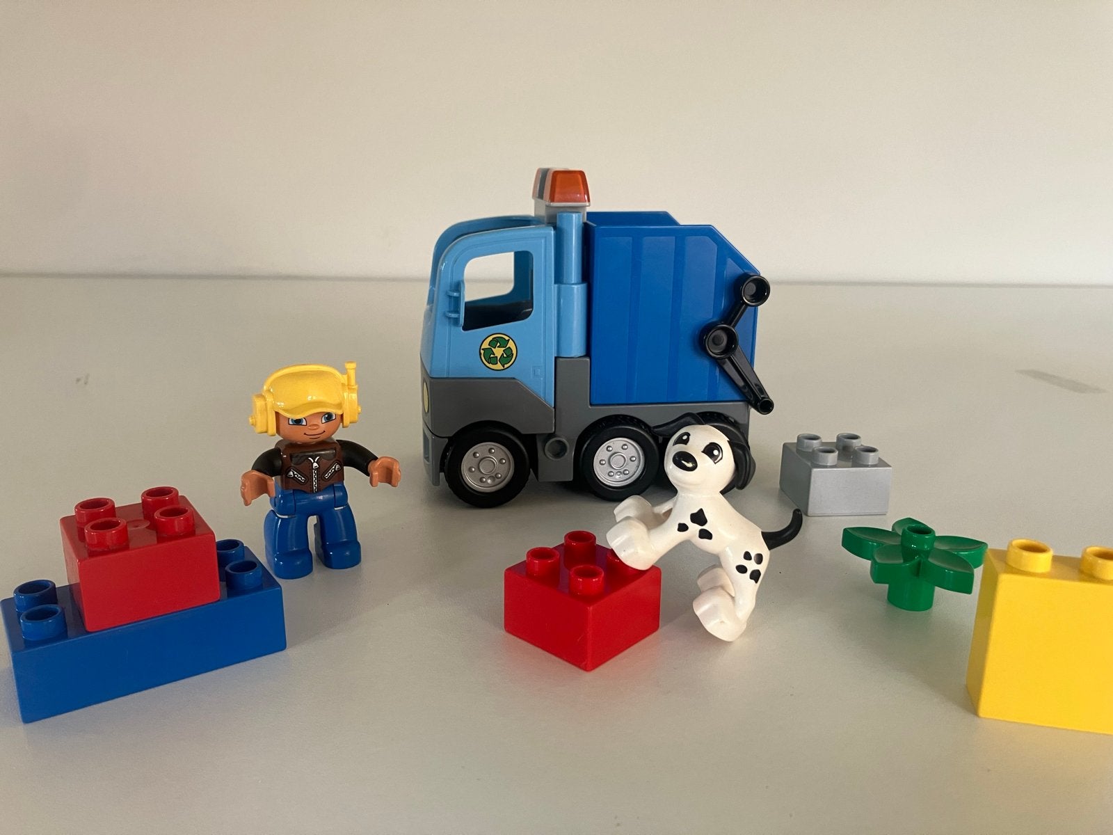 Duplo 10519 vuilniswagen met figuur, hond en blokken, Kinderen en Baby's, Ophalen of Verzenden, Zo goed als nieuw, Overige merken