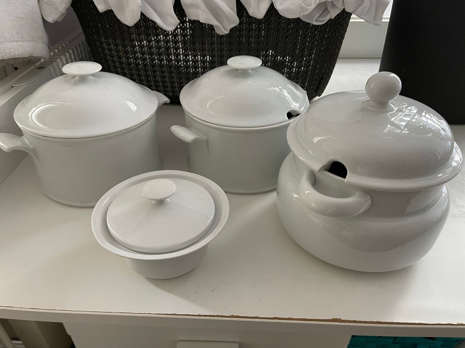 Set van 4 witte keramische soepkommen met deksel, Huis en Inrichting, Keramiek, Ophalen of Verzenden, Zo goed als nieuw, Kom(men)