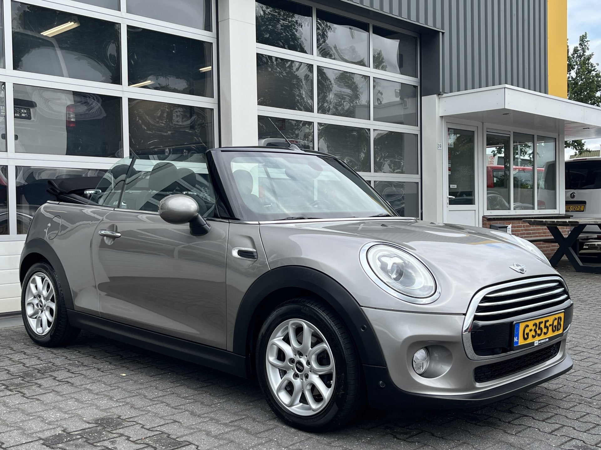 MINI Cabrio 1.5 Cooper Salt Airco Cruise control Stoelverwar, Auto's, Gebruikt, Cabriolet, 4 stoelen, Bedrijf