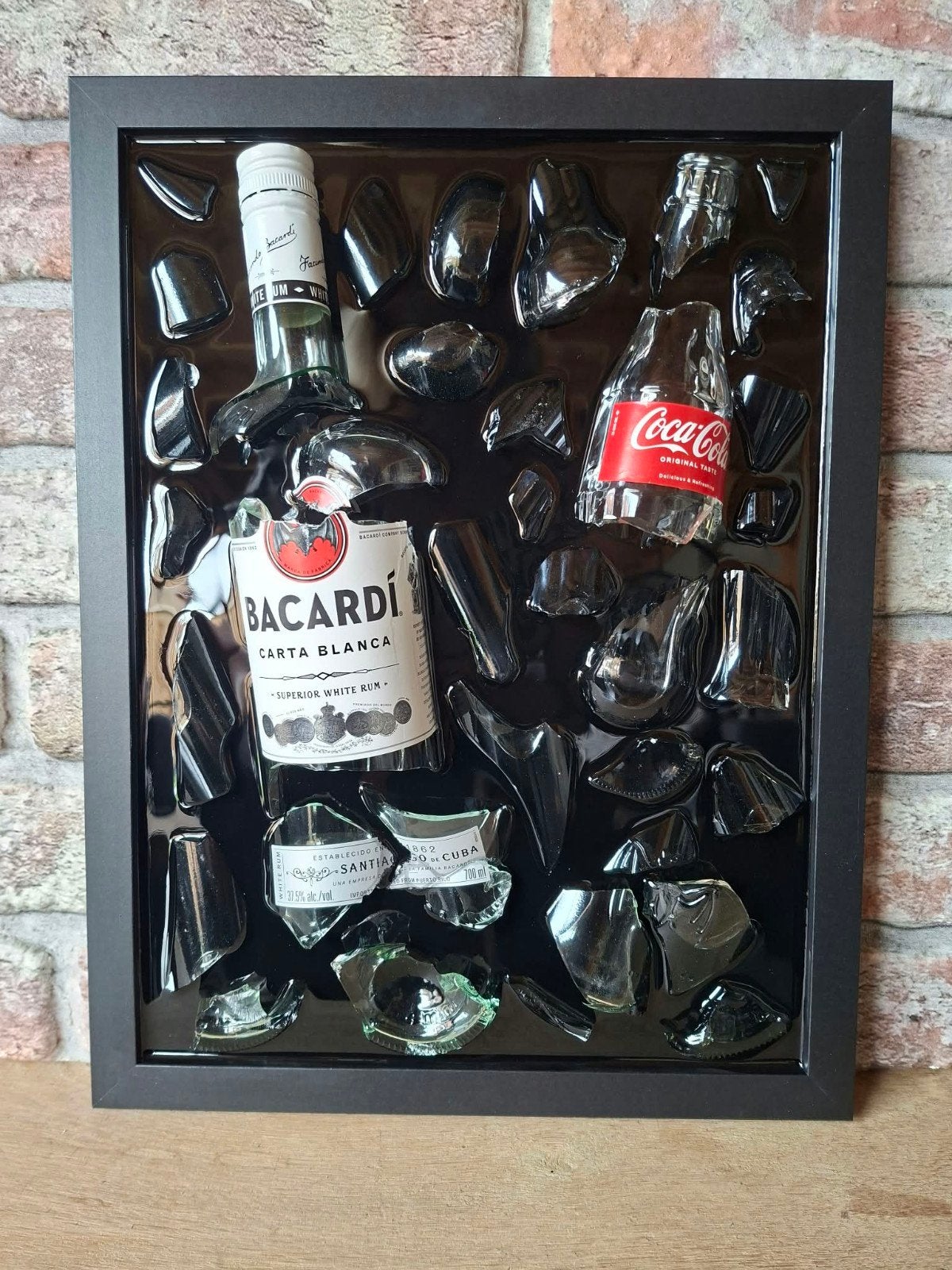 Bacardi en cola fles verwerkt in een lijst 43x33 met Epoxy, Antiek en Kunst, Ophalen of Verzenden