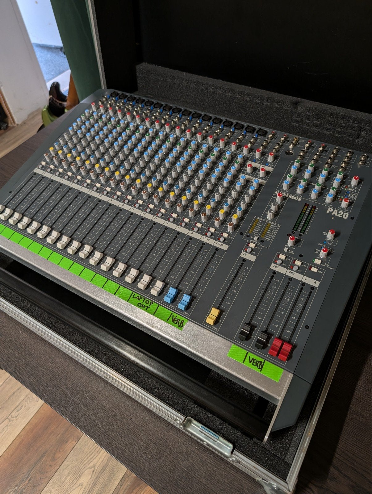 Allen & Heath PA20 Mengpaneel met Flightcase, Ophalen, Zo goed als nieuw, 20 kanalen of meer, Microfooningang