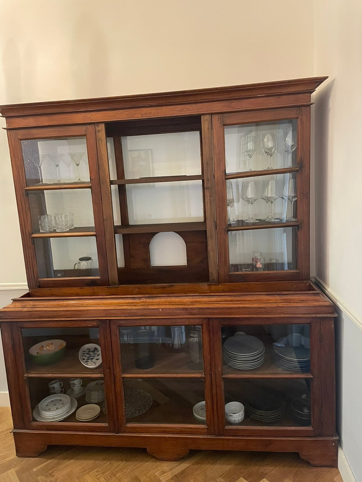 Antieke kast voor servies of boeken, Ophalen