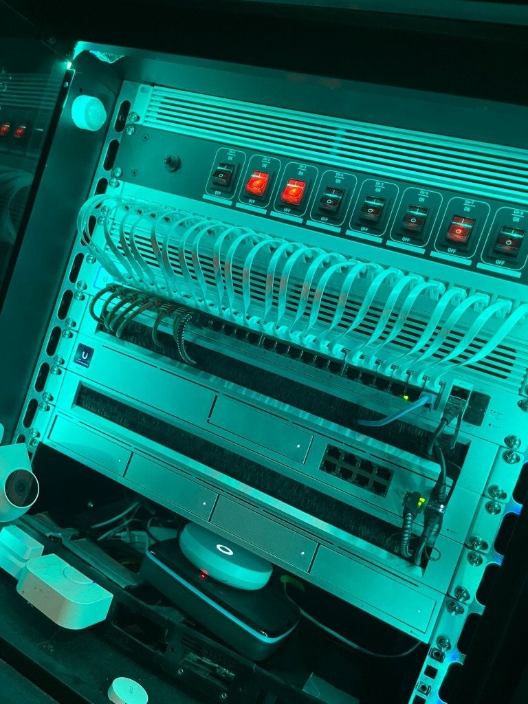 19inch rack kast (op poten), Computers en Software, Serverkasten, Ophalen of Verzenden, Gebruikt, Glas, Plaatstaal