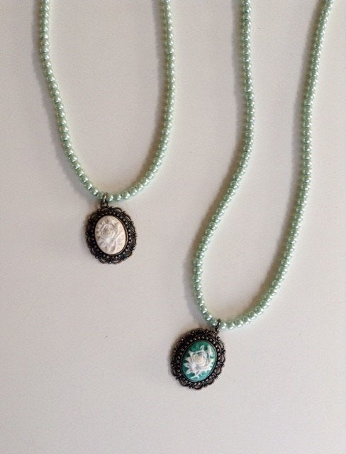 Parelketting met camee hanger, Overige kleuren, Ophalen of Verzenden, Zo goed als nieuw, Overige materialen