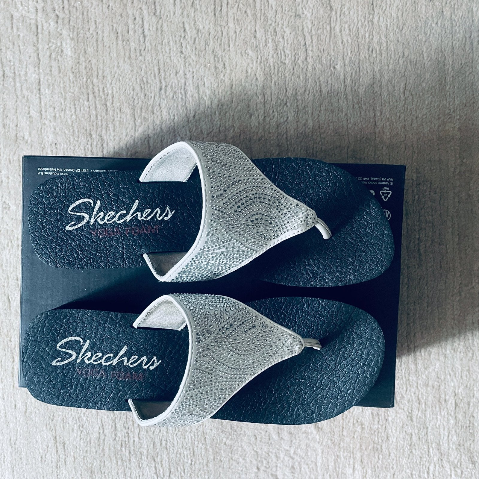 Prachtige Skechers Slippers met Steentjes – Maat 39 – ZGAN, Slippers, Wit, Ophalen of Verzenden, Zo goed als nieuw