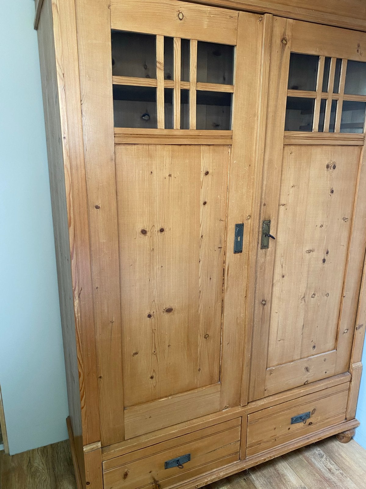 Vintage grenen kast met glazen deuren en lades, Ophalen
