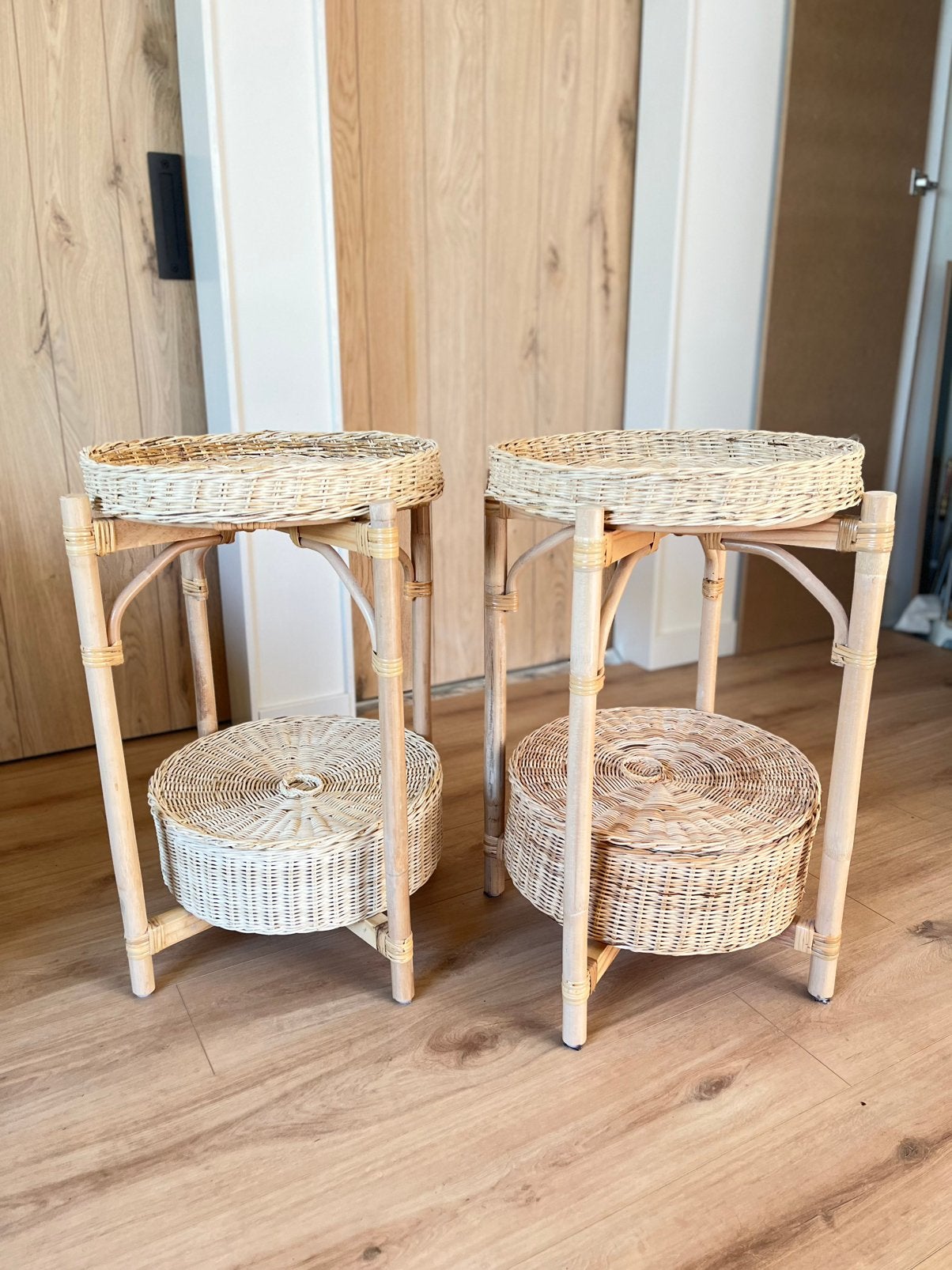 Twee Bamboe / rieten tafeltjes, Zo goed als nieuw, Huis en Inrichting, Tafels | Bijzettafels, Minder dan 55 cm, Rond, Zo goed als nieuw