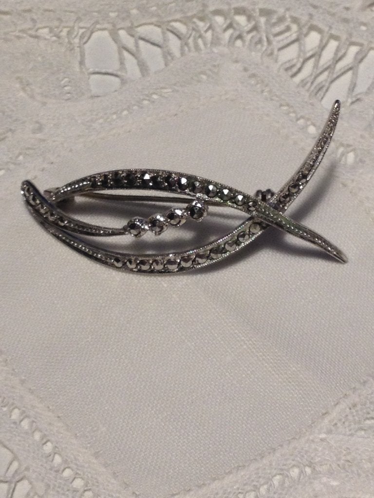 zilveren broche met markasietjes, Verzenden, Zilver, Broche, Met edelsteen