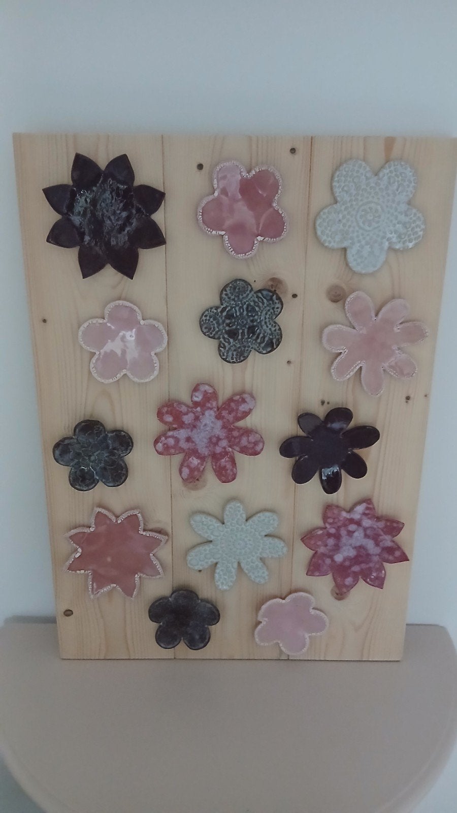 Prachtig steigerhouten paneel met keramiek bloemen., Ophalen