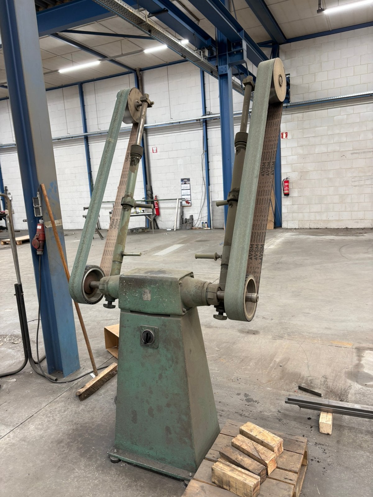 Schuurband, Ophalen, Minder dan 700 watt, Werkbankslijpmachine