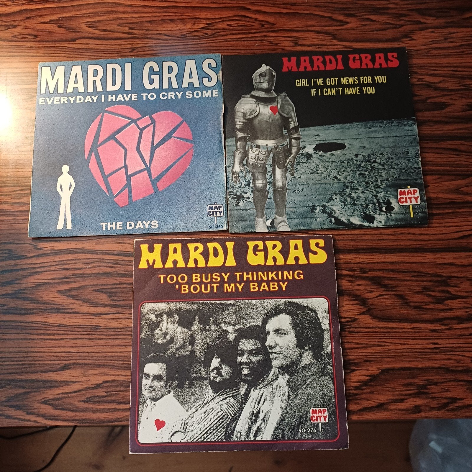 Mardi Gras - 3x 7 inch vinyl singles, Ophalen of Verzenden, Gebruikt, 7 inch, Pop