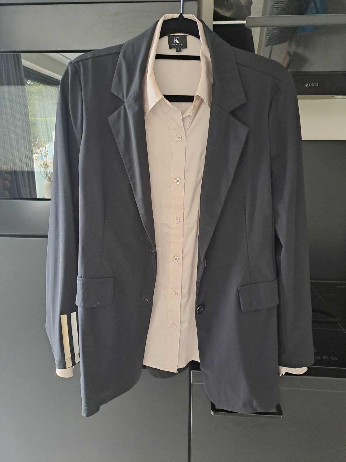 Zoso Pak met K-Design Satijnen Blouse - Zo goed als nieuw, Kostuum of Pak, Ophalen of Verzenden, Zo goed als nieuw, Grijs