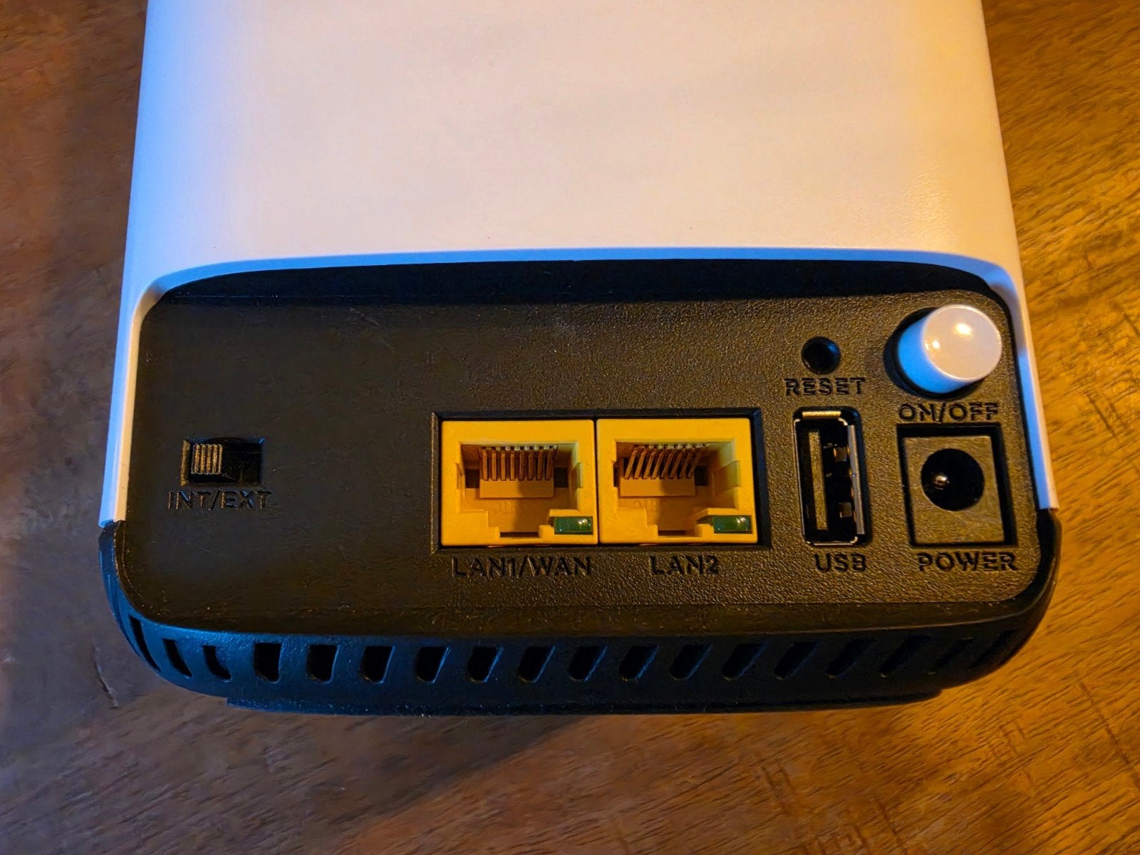 Zyxel NR5101 5G Modem & Poynting 5G Buitenantenne, Computers en Software, Ophalen of Verzenden, Gebruikt, Router met modem, Zyxel en Poynting
