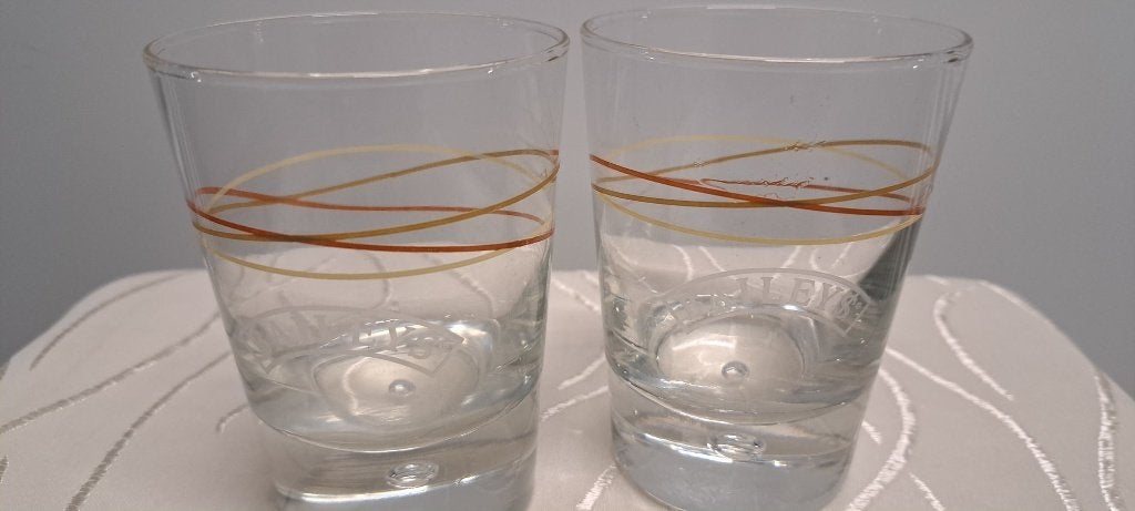 BAILEYS glazen met rode strip 2 stuks, Verzamelen, Glas en Borrelglaasjes, Ophalen of Verzenden, Zo goed als nieuw, Borrel- of Shotglas