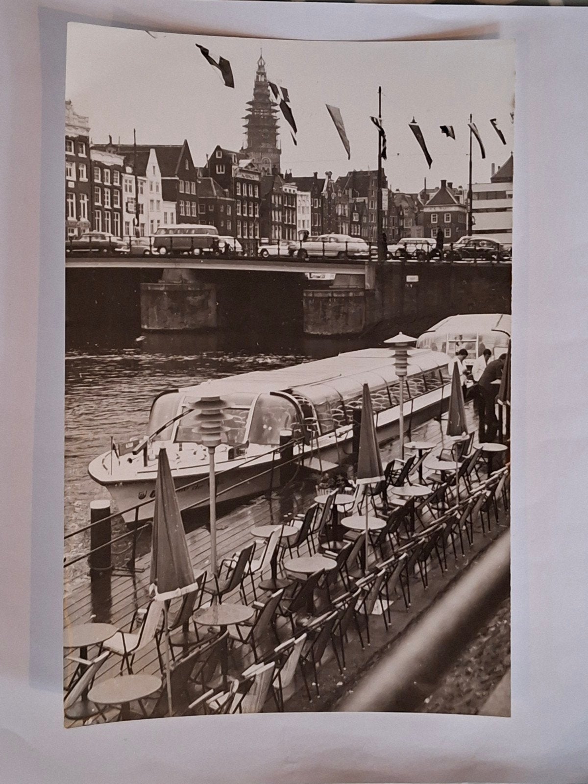 Persfoto-Amsterdam-gracht-rondvaartboot-auto-straatbeeld, Ophalen of Verzenden, 1960 tot 1980, Overige onderwerpen, Foto