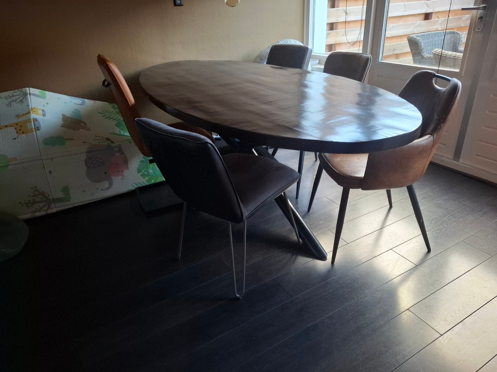 Kastanjebruine eettafel (240x110cm) met 5 stoelen