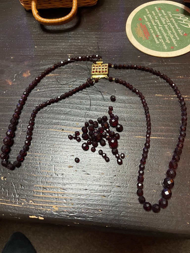 Granaat kralen colier met gouden sluiting [ vintage ], Ophalen of Verzenden, Goud, Ketting, Met edelsteen