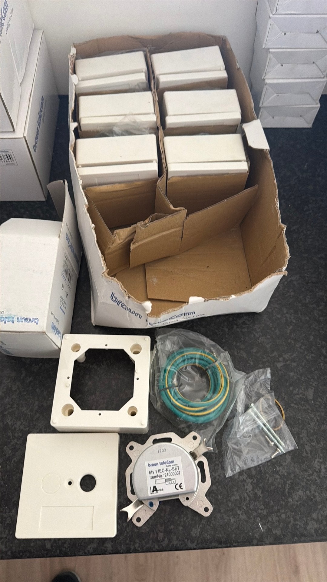 7 stuks Braun Telecom BTV 1 IEC-NL-SET, Ophalen, Nieuw