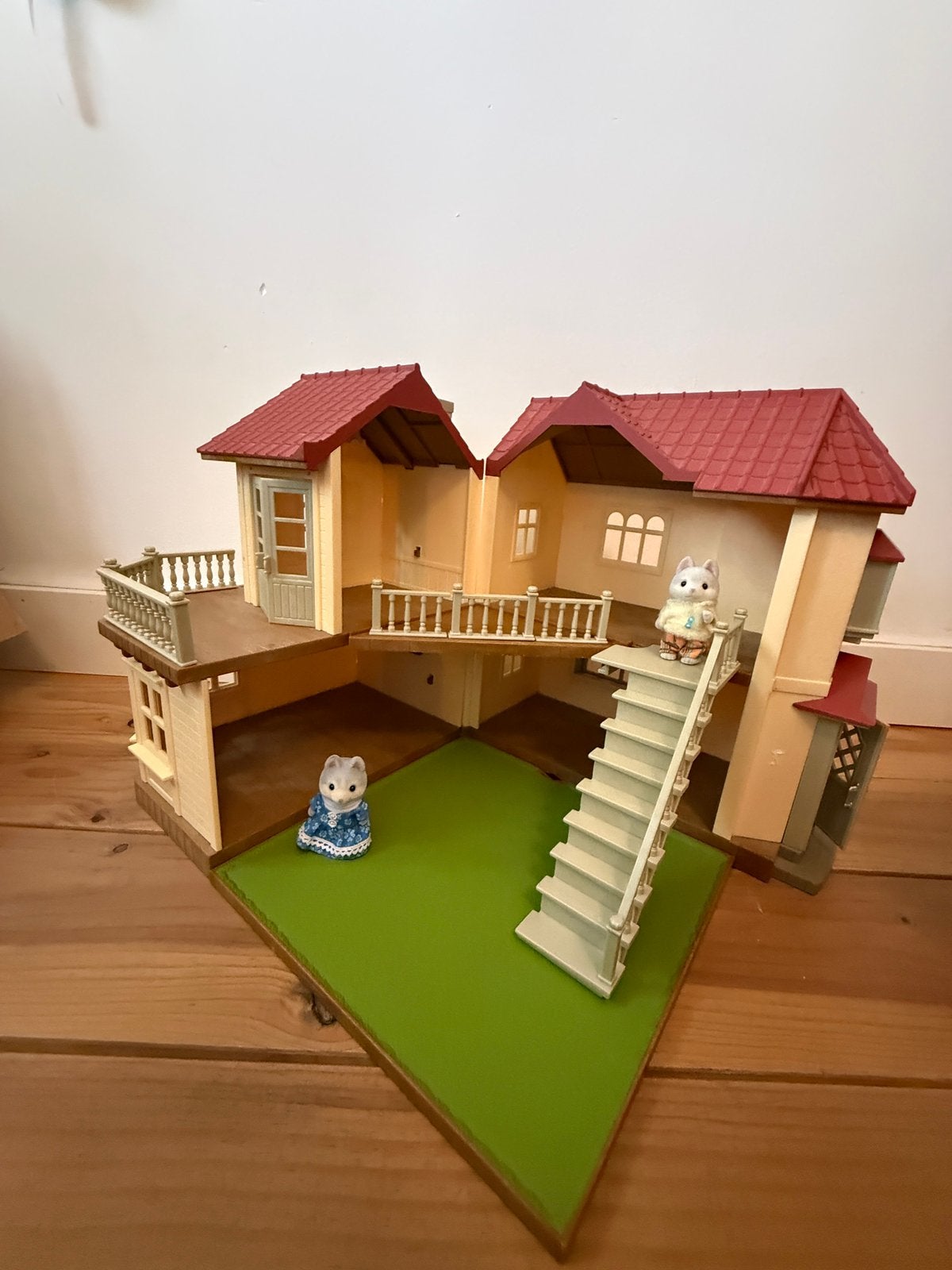 Sylvanian Families duplex villa incl 2 sylvanians, Ophalen of Verzenden, Gebruikt, Poppenhuis