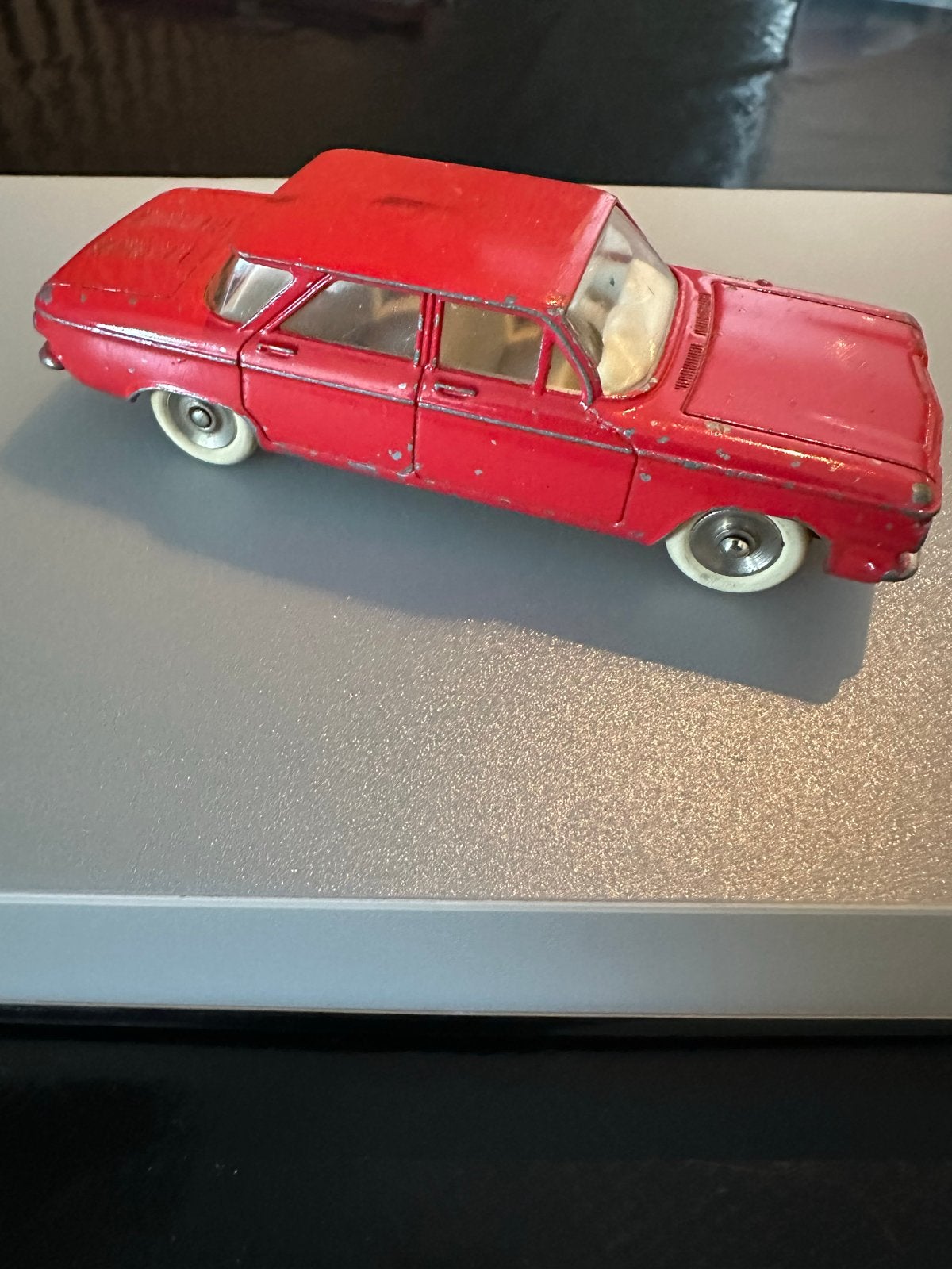 Dinky Toys 552 Chevrolet Corvair - Rode Vintage Speelgoedaut, Ophalen of Verzenden, Gebruikt, Auto