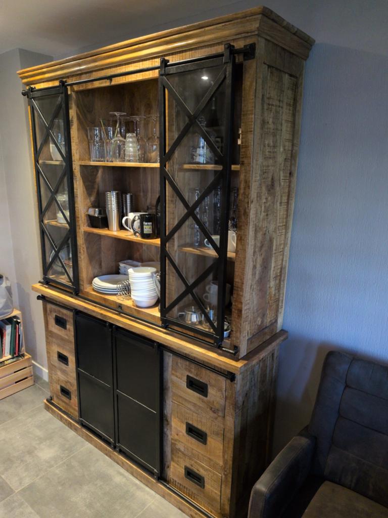 Robuuste Mangohouten Kast met Glazen Schuifdeuren, Ophalen, 150 tot 200 cm, 25 tot 50 cm, Glas
