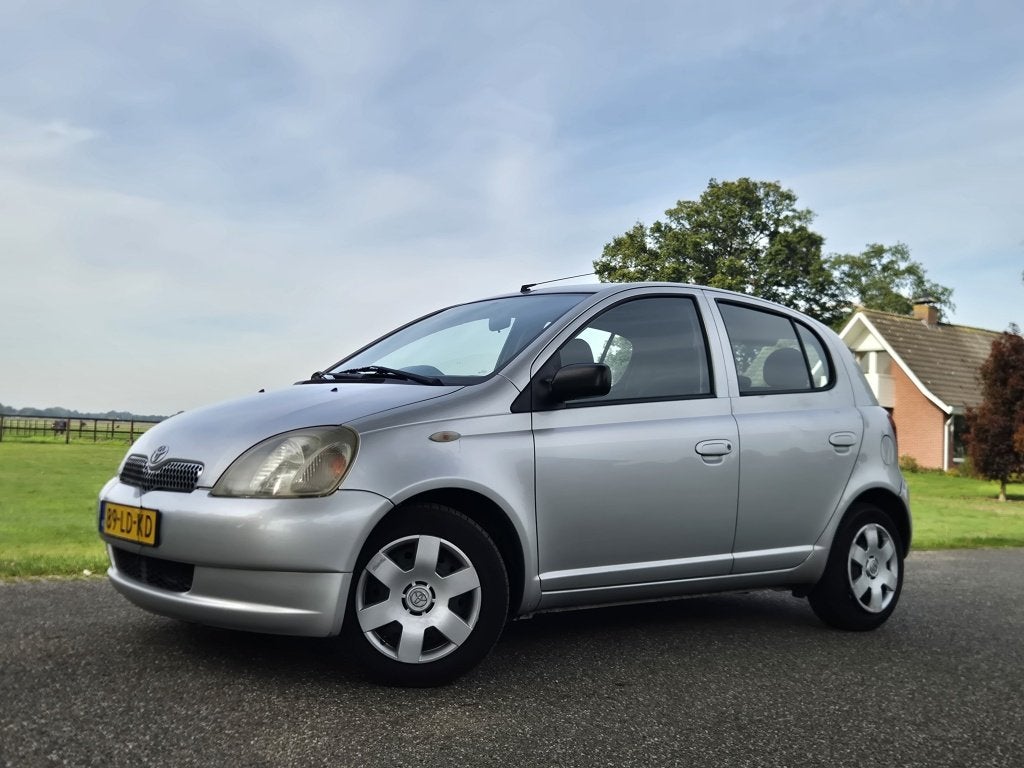 Toyota Yaris 1.3 VVT-i Sol Automaat, Airco, prijs rijklaar, Auto's, Automaat, Gebruikt, 31 €/maand, 4 cilinders
