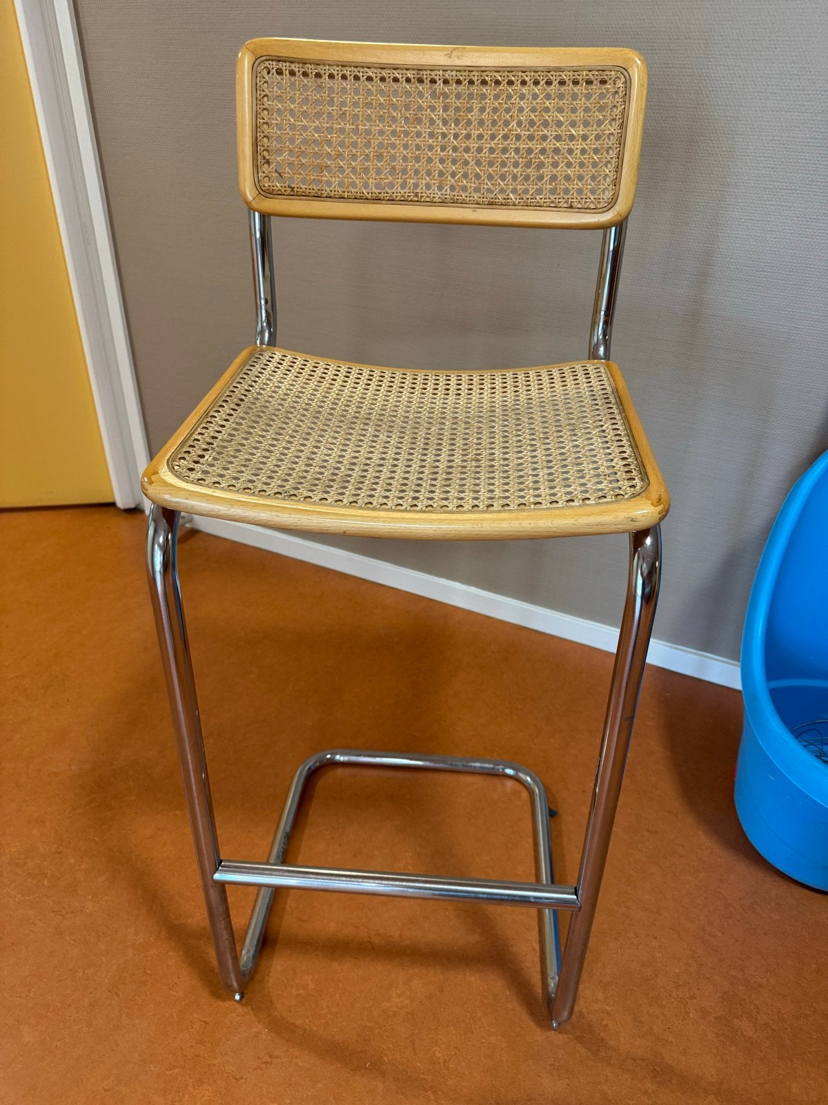 Vintage barkruk met rotan zitting en rugleuning, Ophalen, Gebruikt, Overige kleuren, Metaal