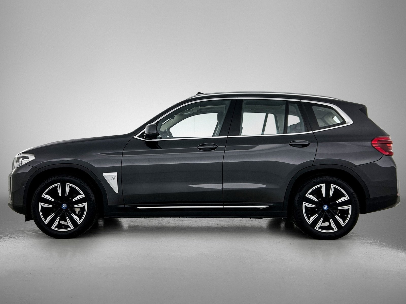 BMW iX3 Executive 80 kWh | Keyless | LED | Navi | 12 maanden, Verwarmde buitenspiegels, Gebruikt, Leder en Stof, 436 min