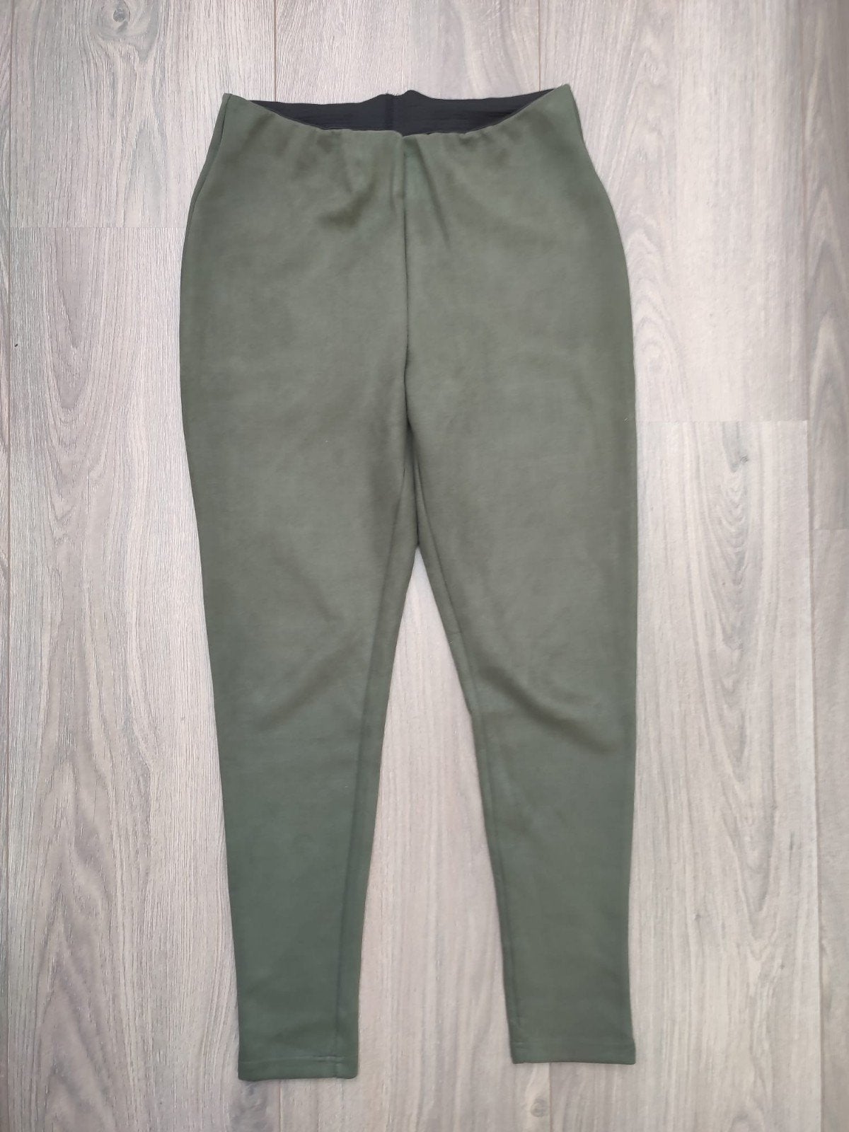 Legergroene suedine broek met elastieken band maat L, Legging, Ophalen of Verzenden, Groen, Maat 44/46 (L)