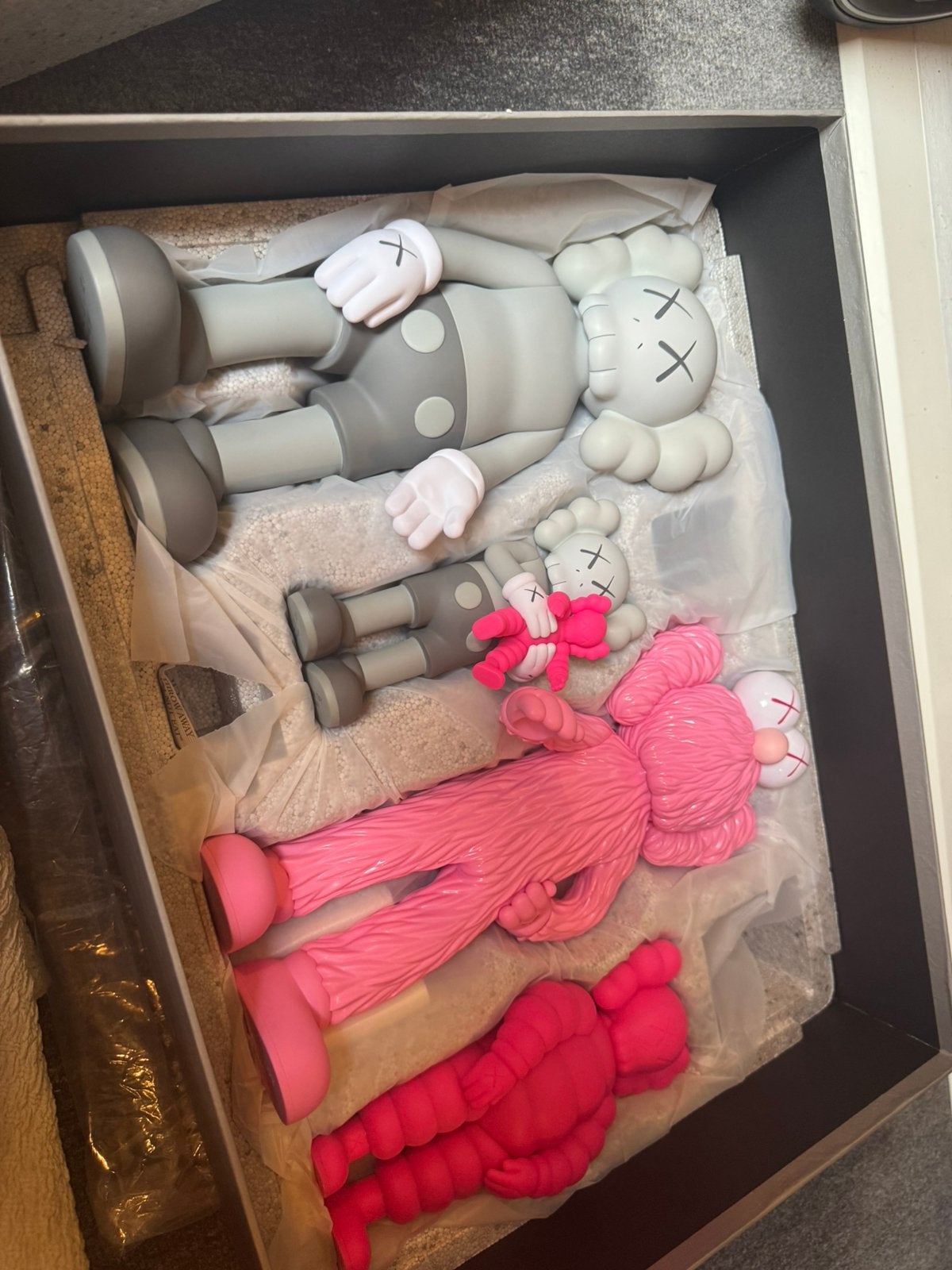 KAWS - Family - Vinyl Gray / pink, Ophalen