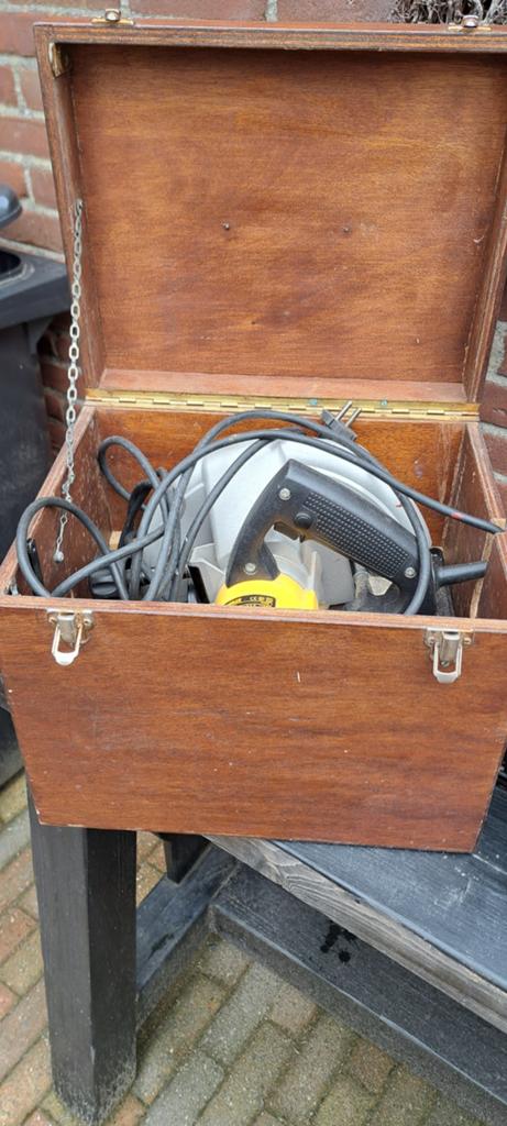 Handcirkelzaag in kist en zware bankschroef, Doe-het-zelf en Verbouw, Ophalen
