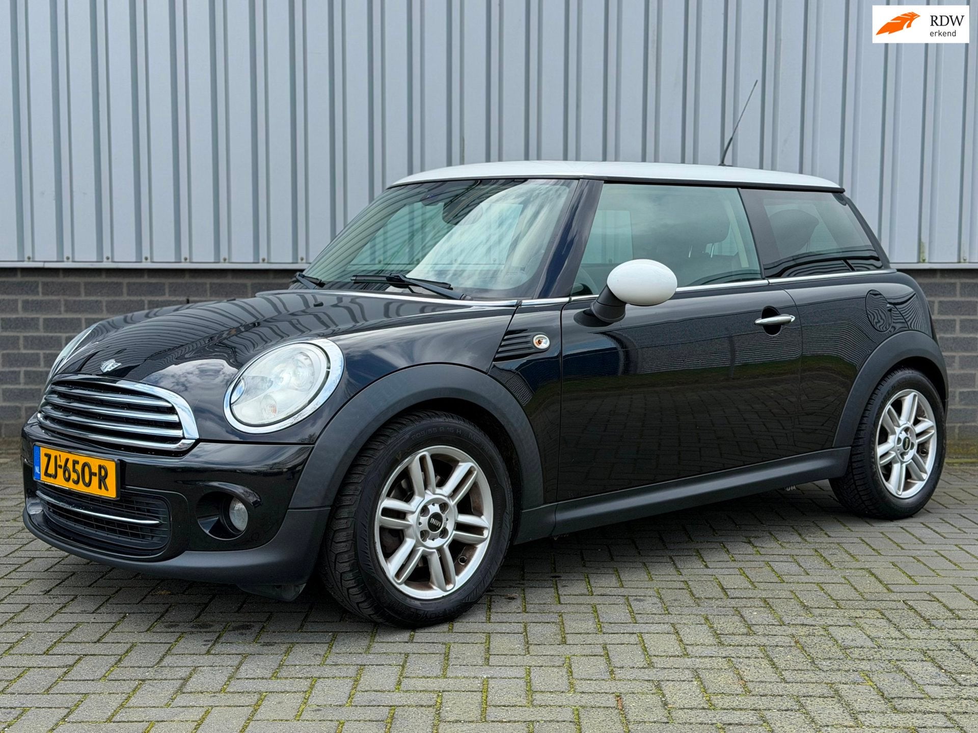 Mini Mini 1.6 Cooper Salt |Navi|Pano|Xenon|PDC|Leder|, Voorwielaandrijving, Euro 5, Parkeersensor, Zwart