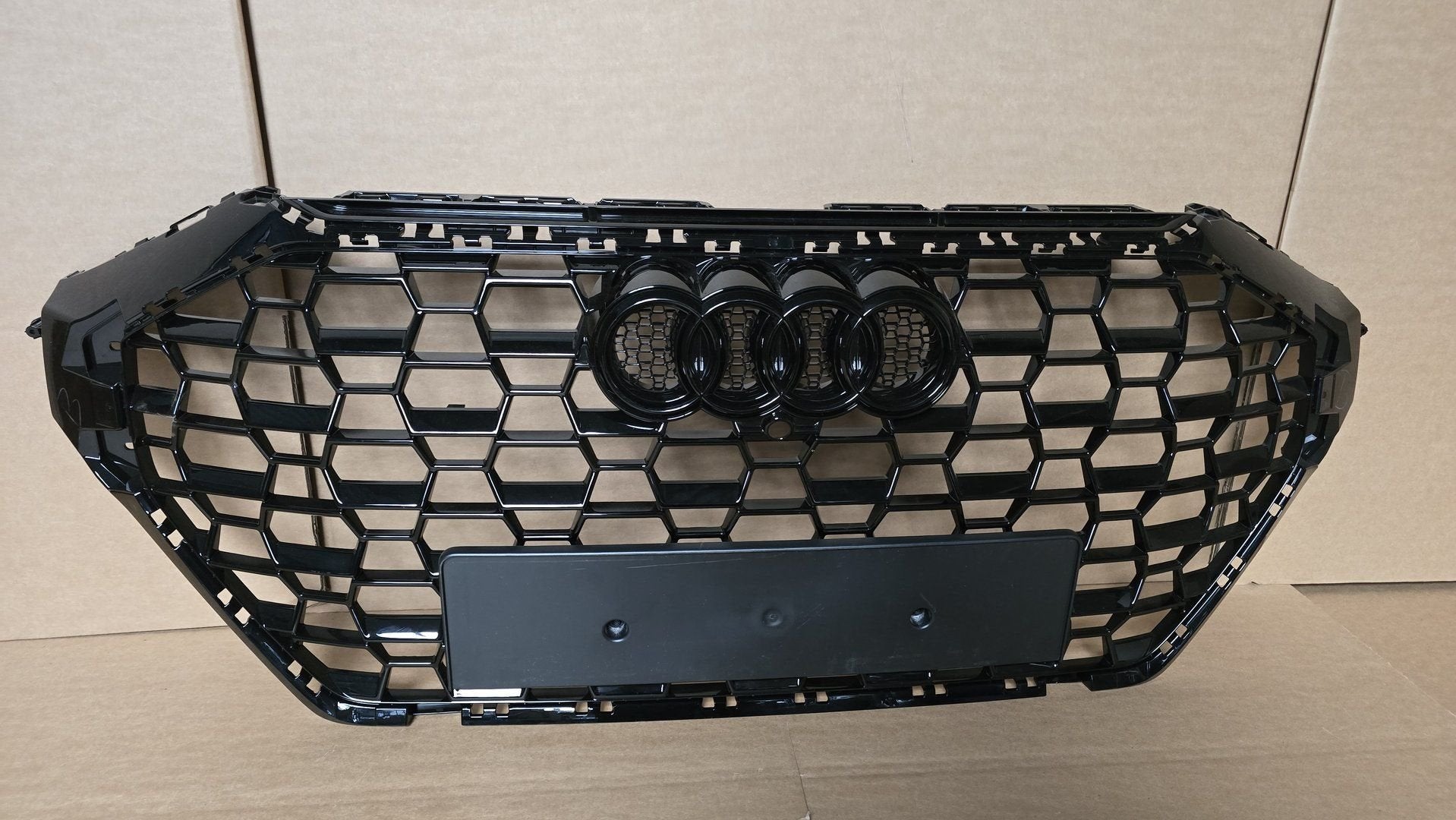 Grill Audi Q3 83A RS F3 RSQ3 ORIGINEEL GRILLE 83A853651D, Gebruikt, -, Voor, Bumper