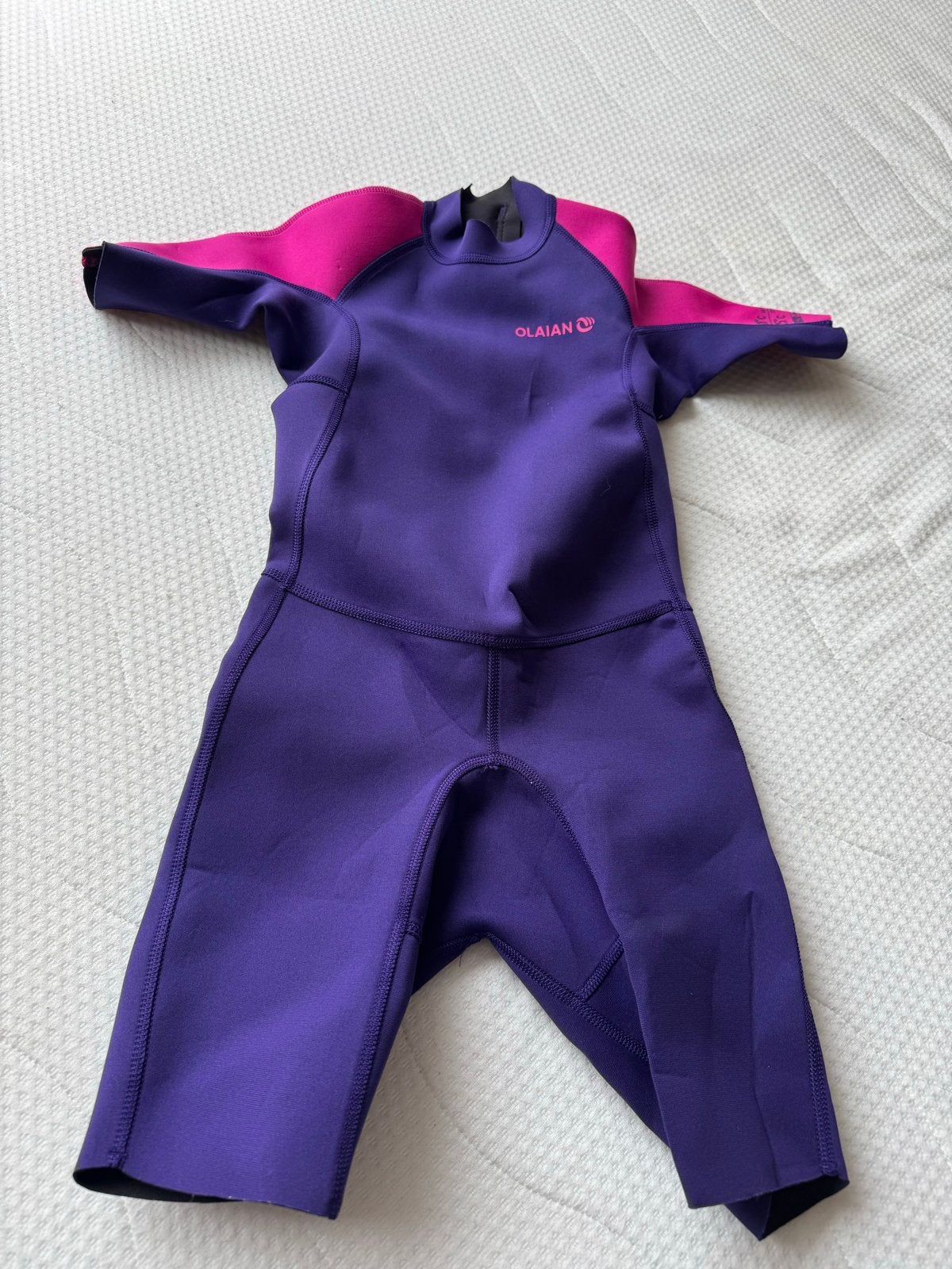 Kinder wetsuit OLAIAN Decathlon paars/roze maat 133-142 cm, Ophalen, Zo goed als nieuw, Jongen of Meisje, Sport- of Zwemkleding