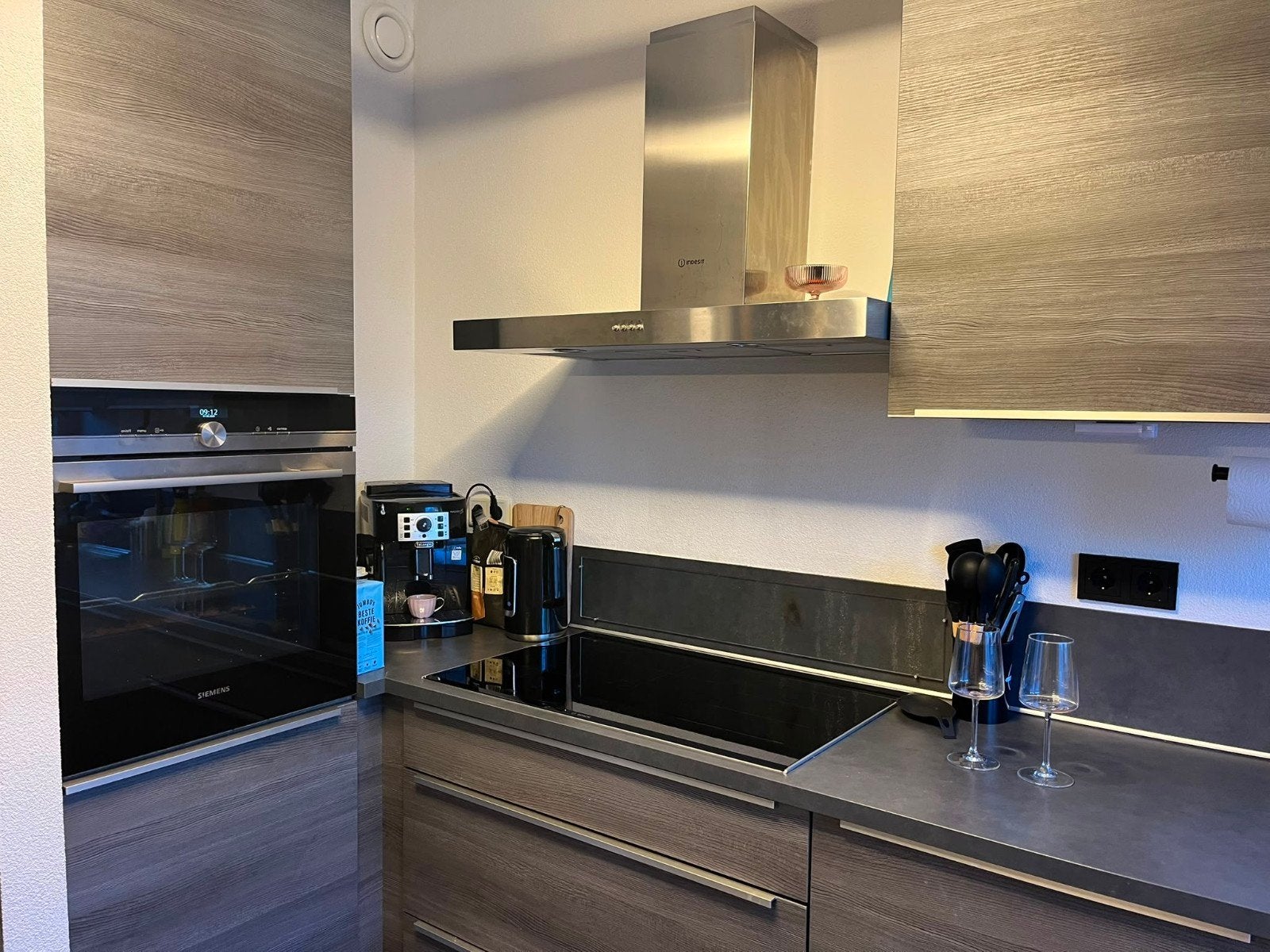 Complete Keuken met Siemens Oven en Bosch Inductiekookplaat, Ophalen, Gebruikt, Bruin, Hoekkeuken