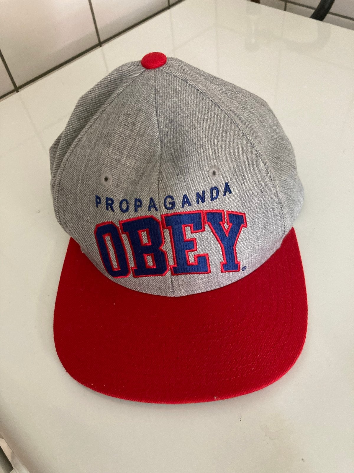 Nieuwe Obey Propaganda Snapback Pet - Grijs/Rood, Verzenden, Gedragen, One size fits all, Pet