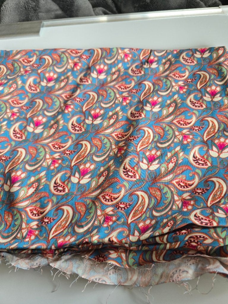 viscose paisley blauw (114), Hobby en Vrije tijd, Stoffen en Lappen, Overige materialen, 120 cm of meer, Verzenden, Blauw