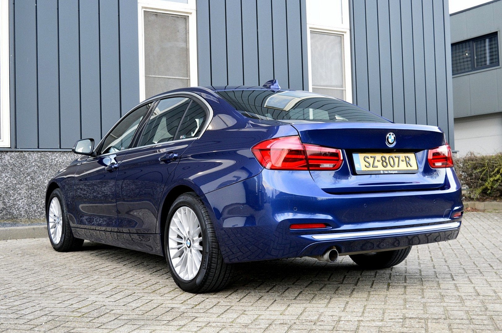 BMW 3 Serie 318i Luxury Edition Rijklaarprijs-Garantie Navig, Auto's, Automaat, Gebruikt, Blauw, 19 km/l