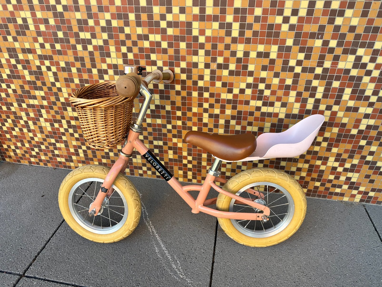 Veloretti loopfiets roze inclusief mandje en babyzitje, Kinderen en Baby's, Ophalen of Verzenden, Gebruikt, Loopfiets