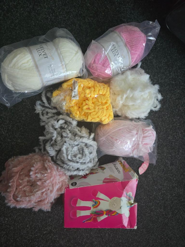 Diverse wol en garen pakket met eenhoorn haakpatroon, Hobby en Vrije tijd, Breien en Haken, Ophalen of Verzenden, Zo goed als nieuw