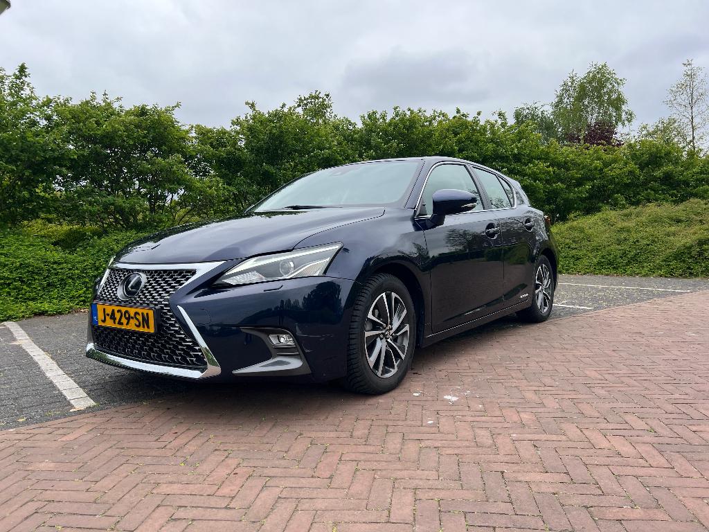 Lexus CT-H 200h Hybrid 136pk E-cvt 2020 Blauw, Stof, Zwart, 4 cilinders, Blauw