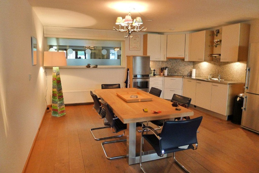 Grote eikenhouten tafel, Huis en Inrichting, Tafels | Eettafels, Ophalen, Gebruikt, 200 cm of meer, Vijf personen of meer